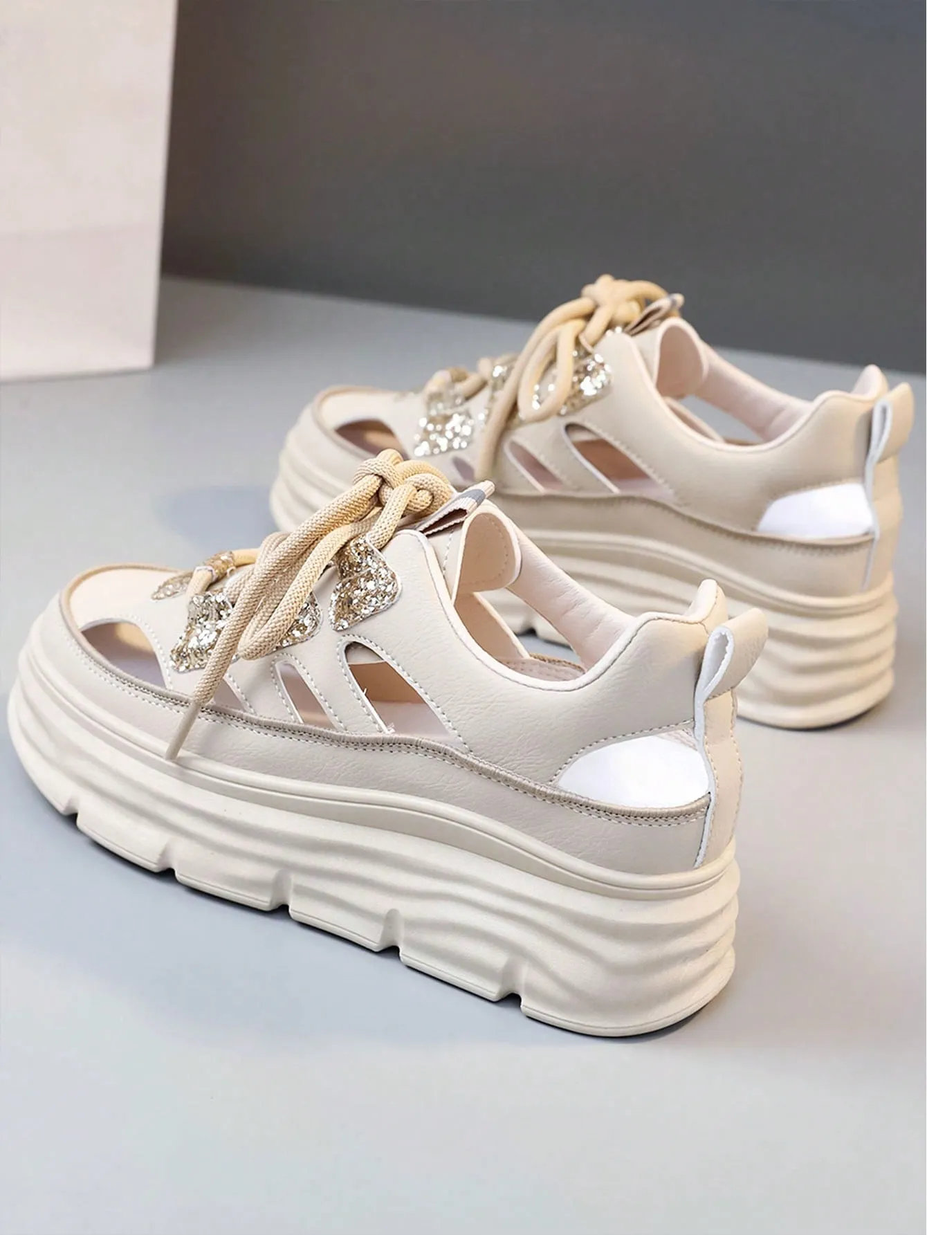 2024 Spring/Summer/Autumn New Arrival: Women's Breathable White Casual Sneakers with Thick Sole