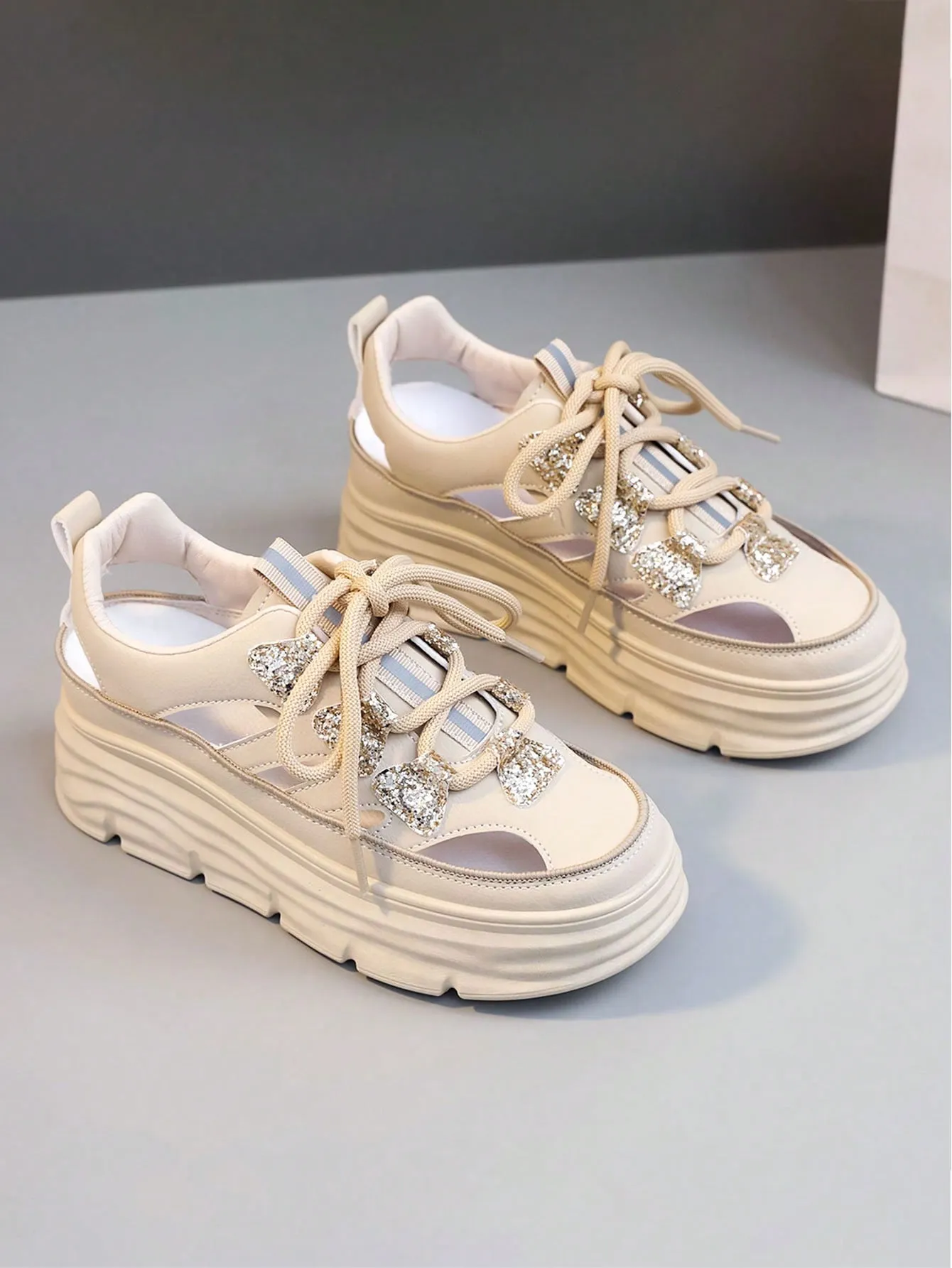 2024 Spring/Summer/Autumn New Arrival: Women's Breathable White Casual Sneakers with Thick Sole