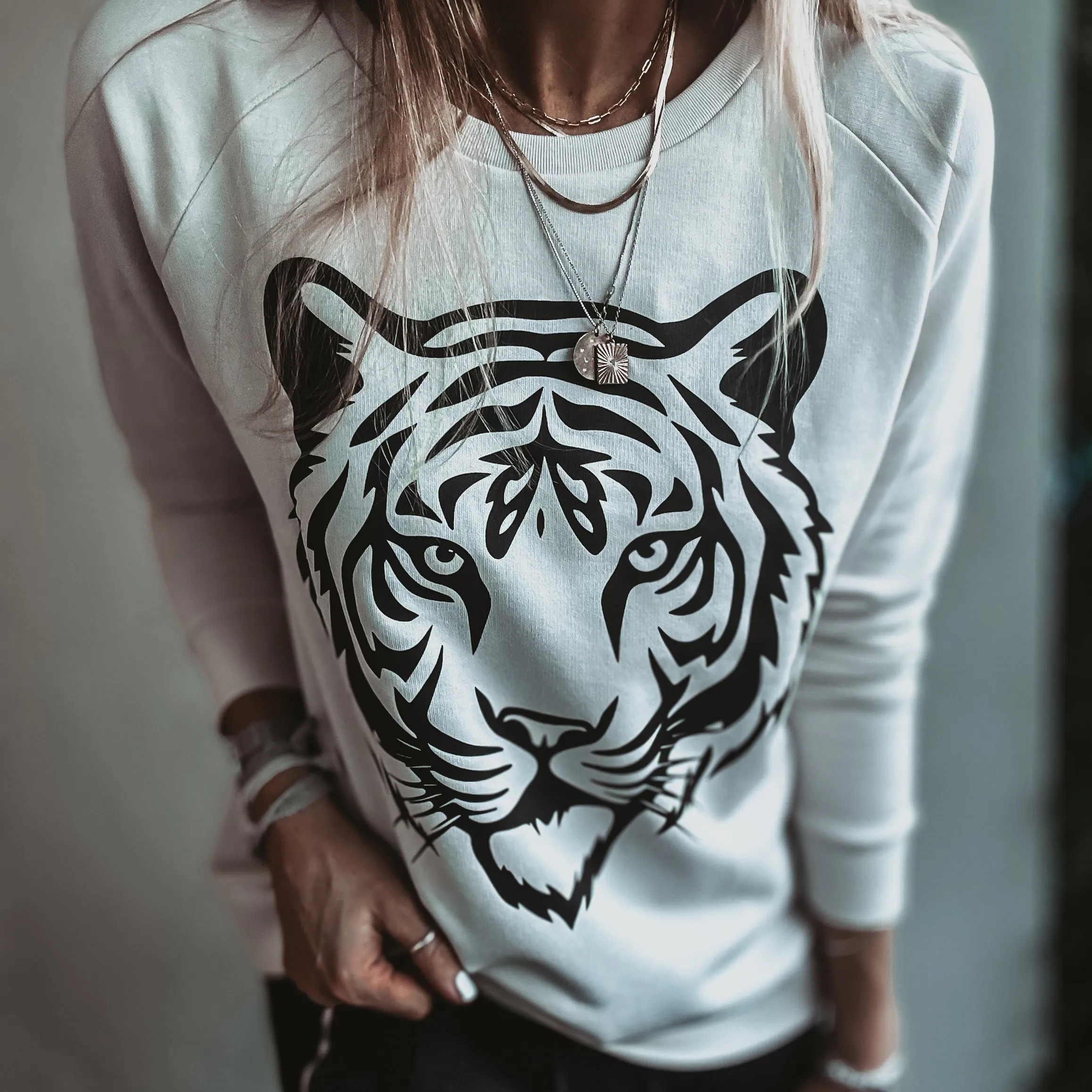 VINTAGE WHITE TIGER sweatshirt *relaxed style*