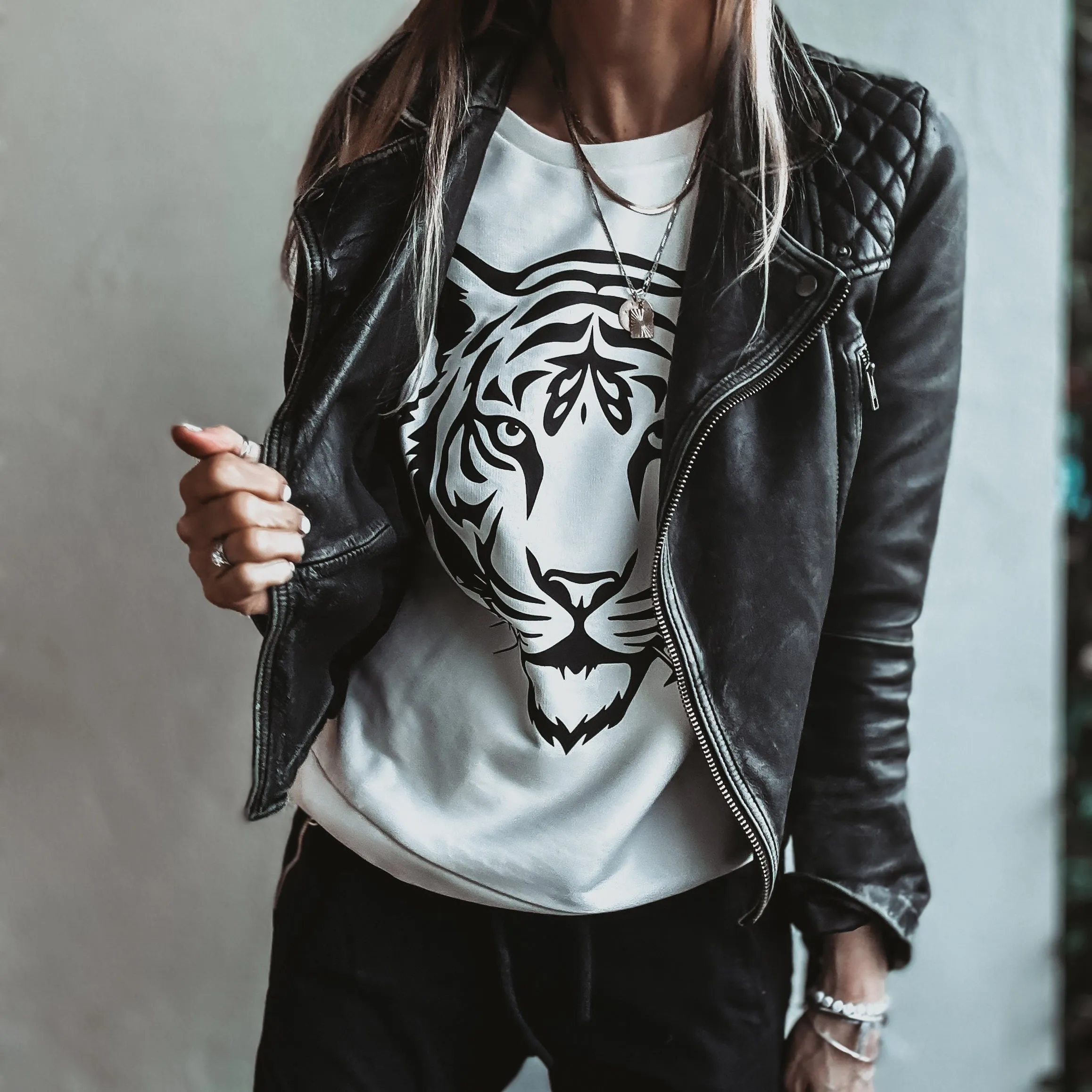 VINTAGE WHITE TIGER sweatshirt *relaxed style*