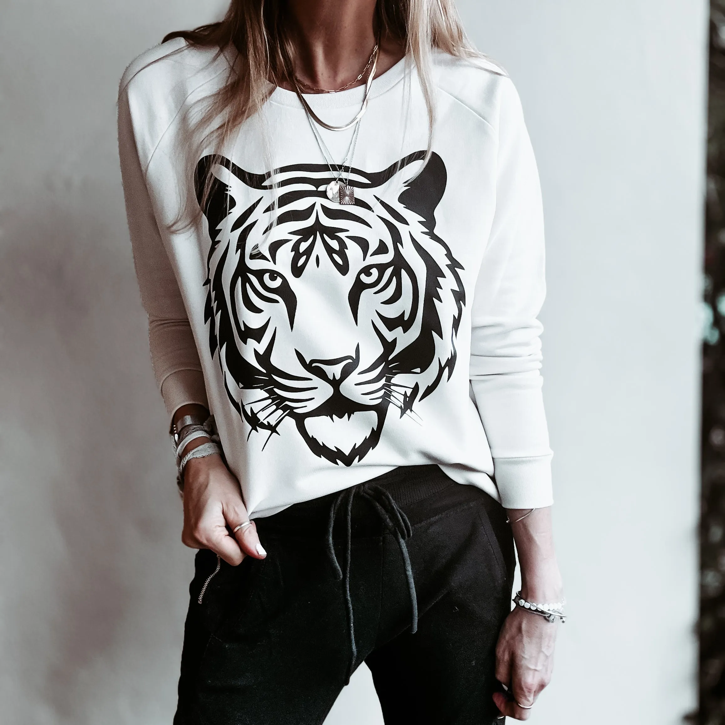 VINTAGE WHITE TIGER sweatshirt *relaxed style*