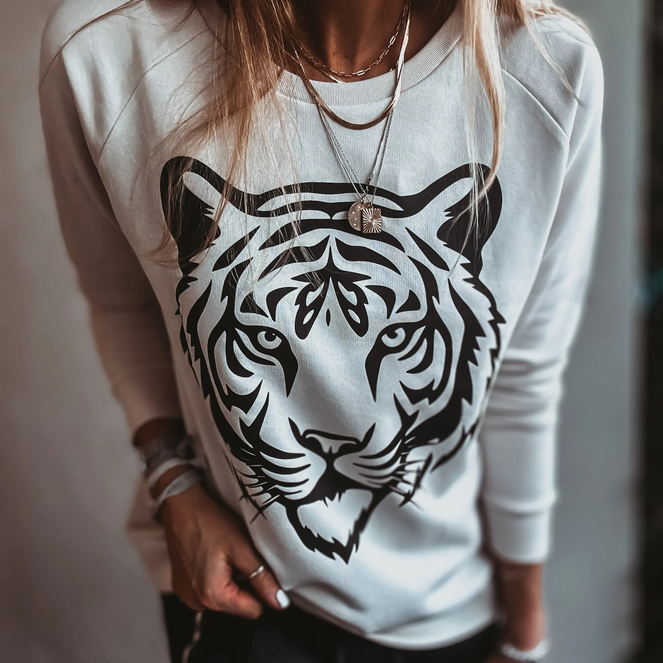 VINTAGE WHITE TIGER sweatshirt *relaxed style*