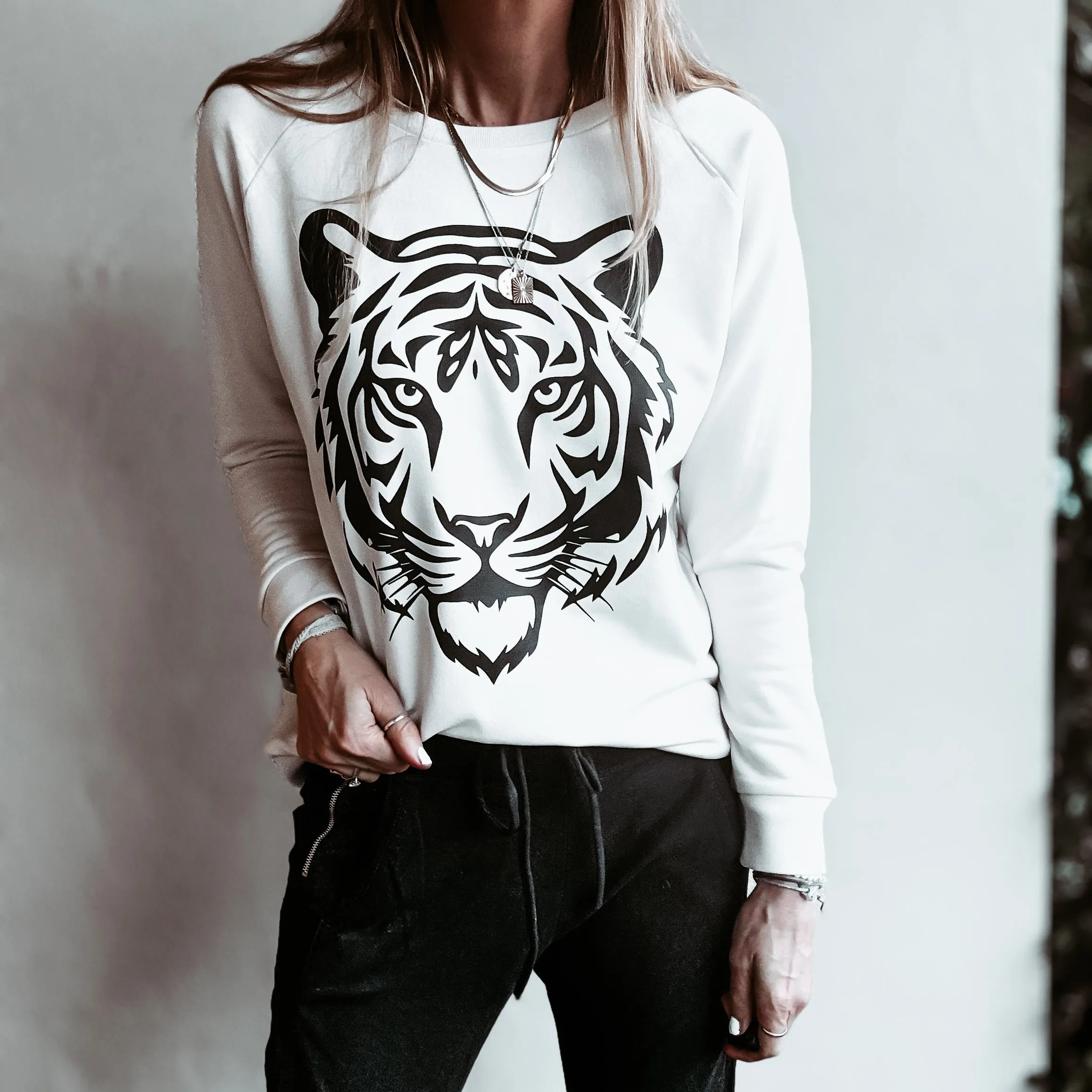 VINTAGE WHITE TIGER sweatshirt *relaxed style*