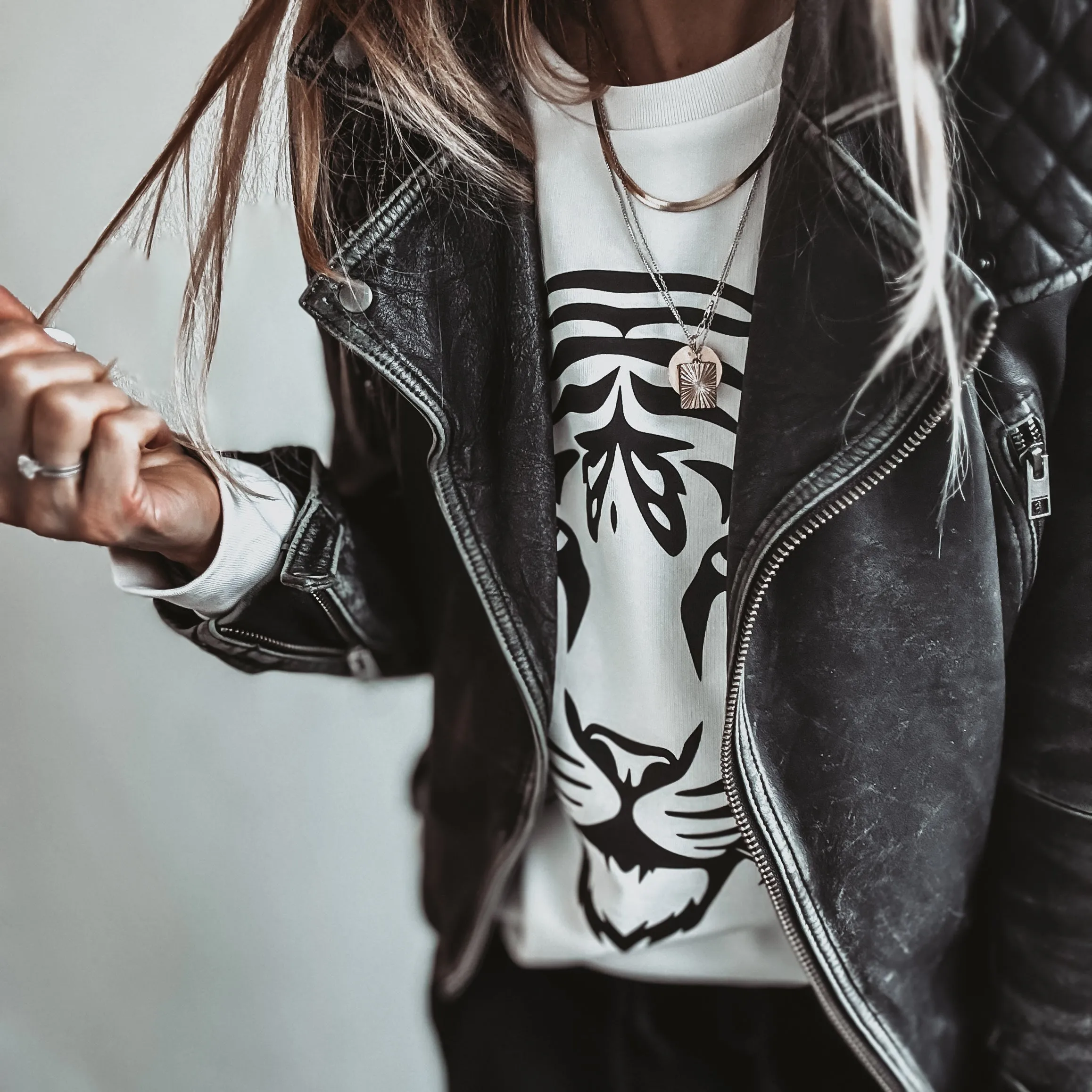 VINTAGE WHITE TIGER sweatshirt *relaxed style*