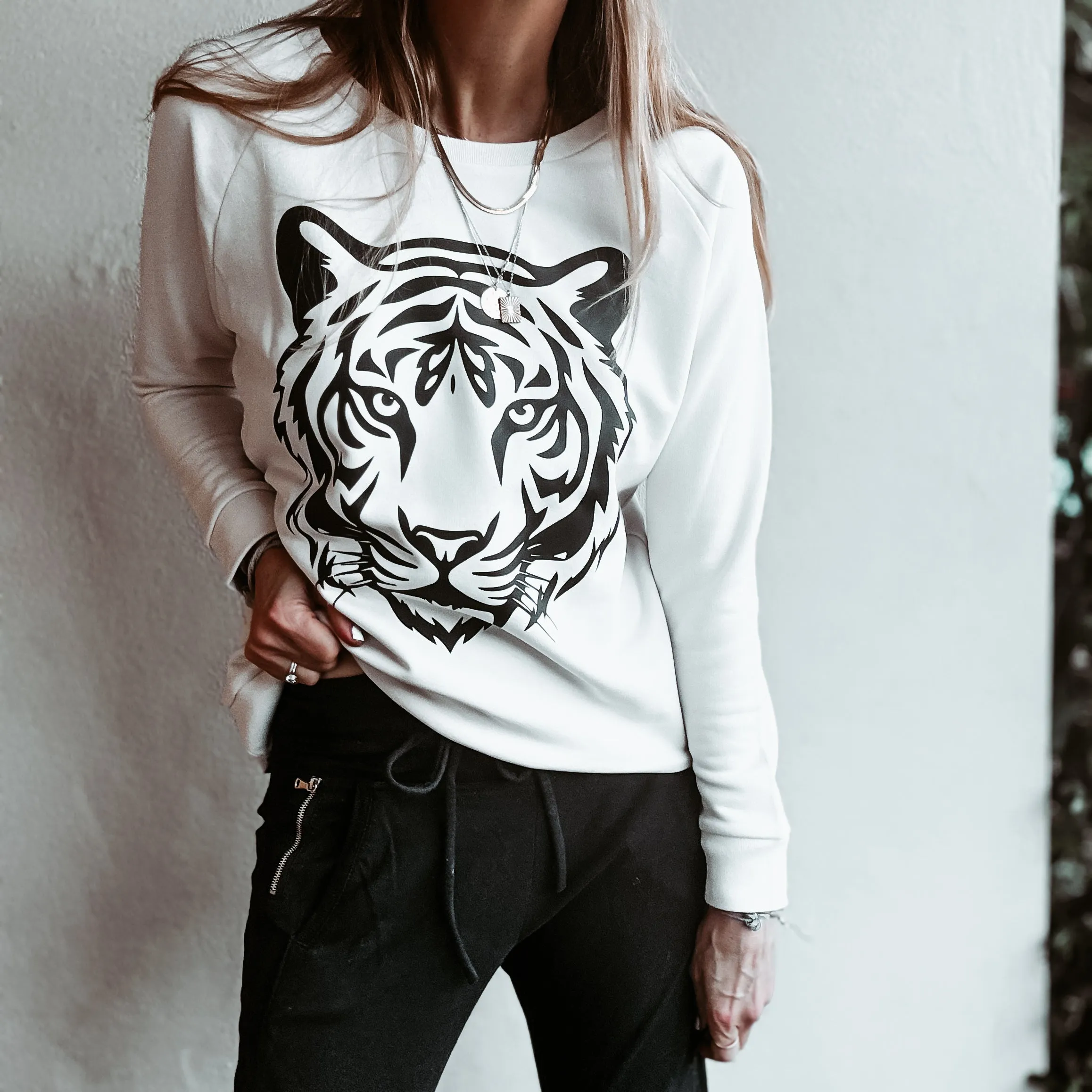 VINTAGE WHITE TIGER sweatshirt *relaxed style*