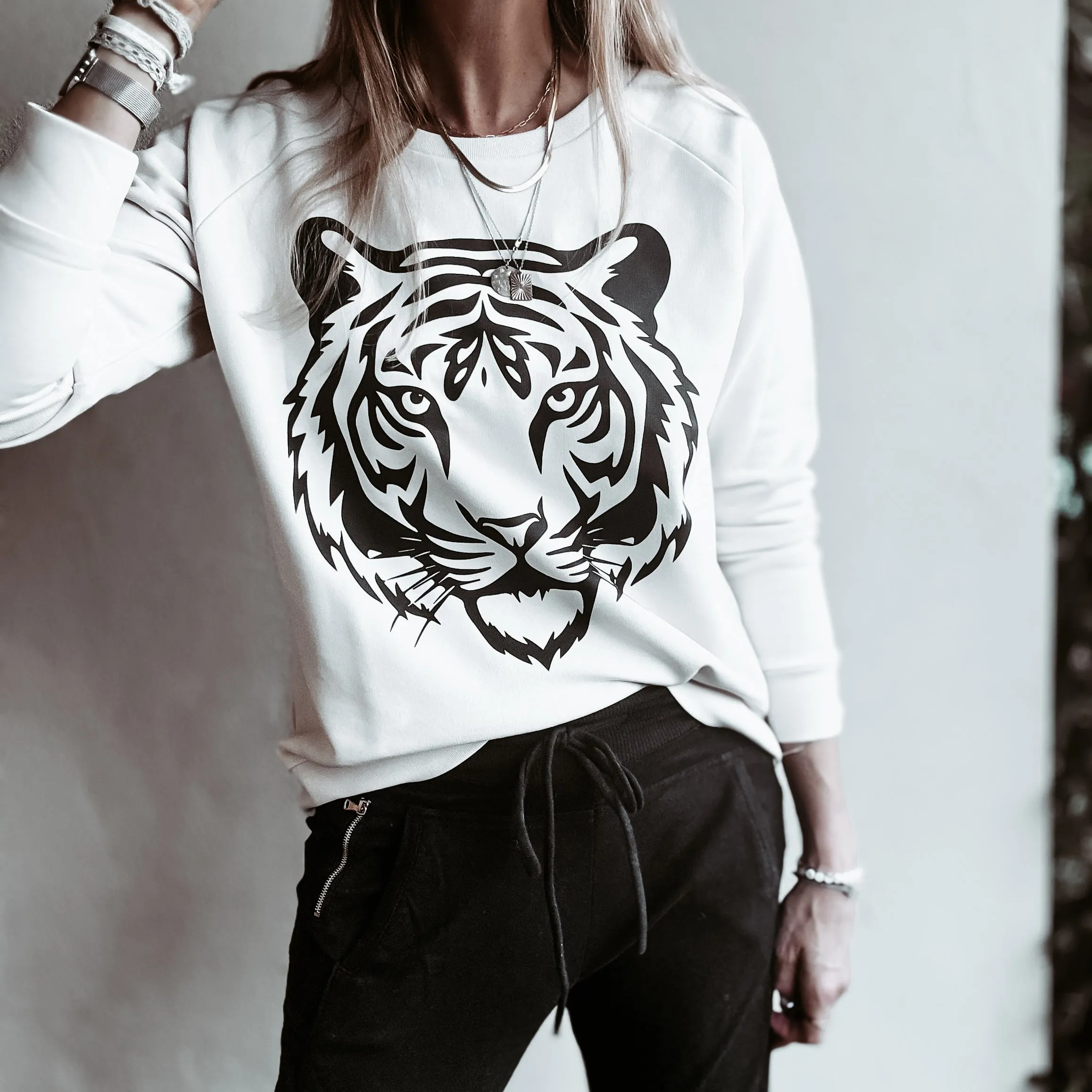 VINTAGE WHITE TIGER sweatshirt *relaxed style*