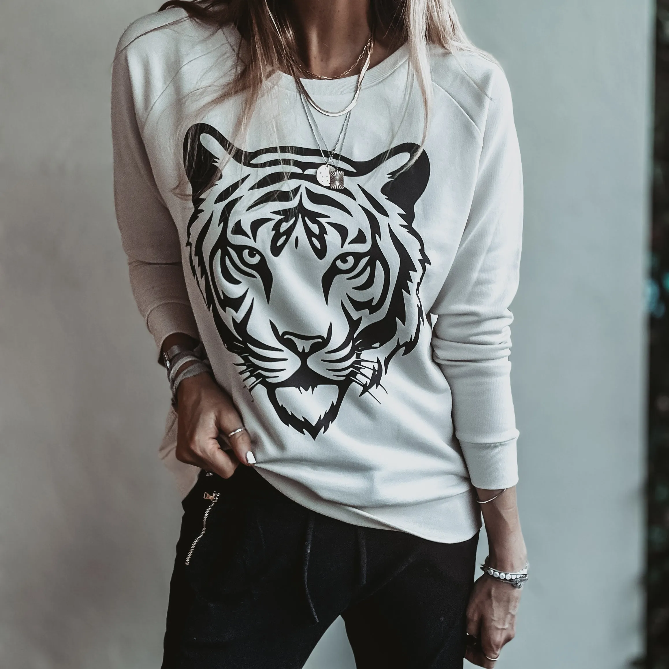 VINTAGE WHITE TIGER sweatshirt *relaxed style*