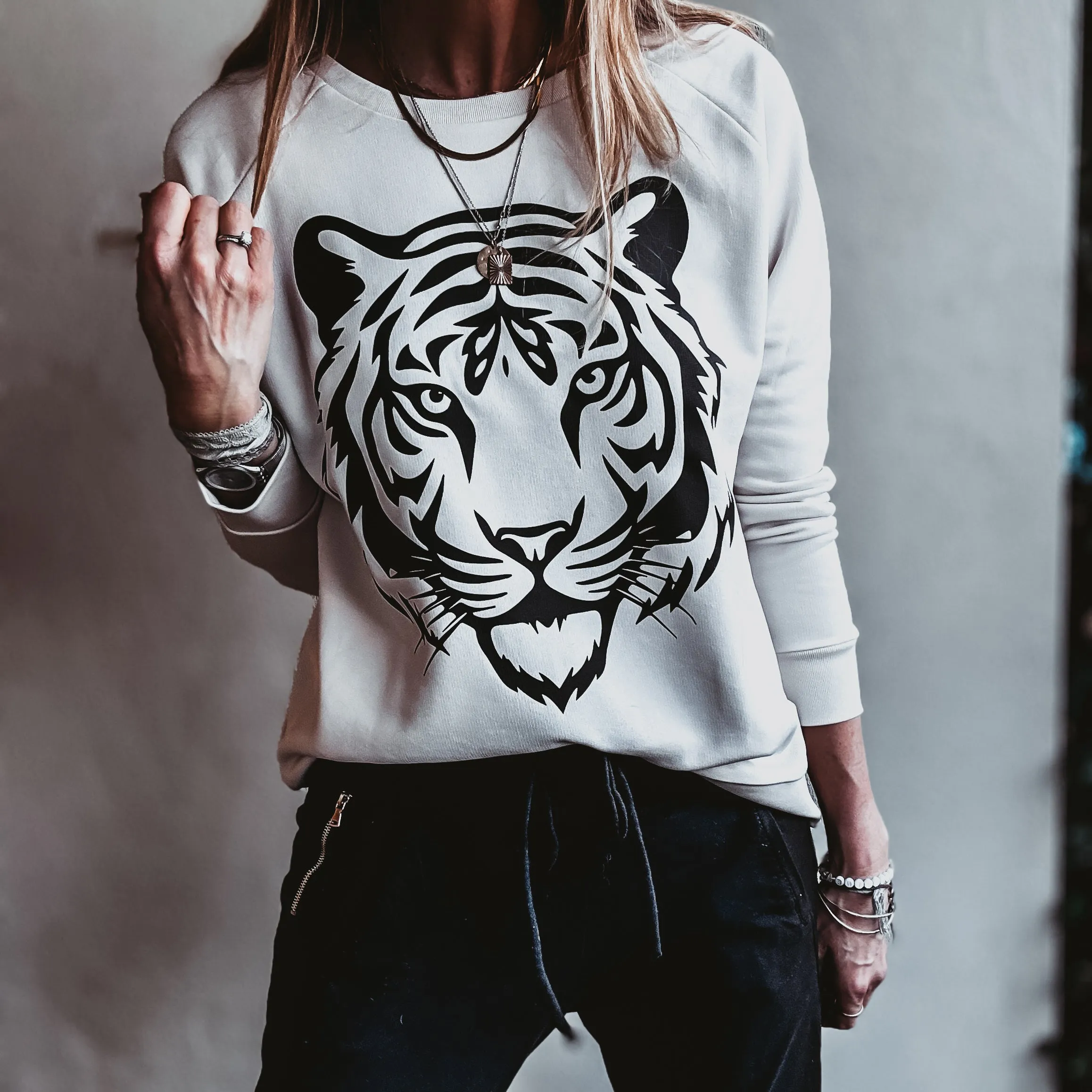 VINTAGE WHITE TIGER sweatshirt *relaxed style*