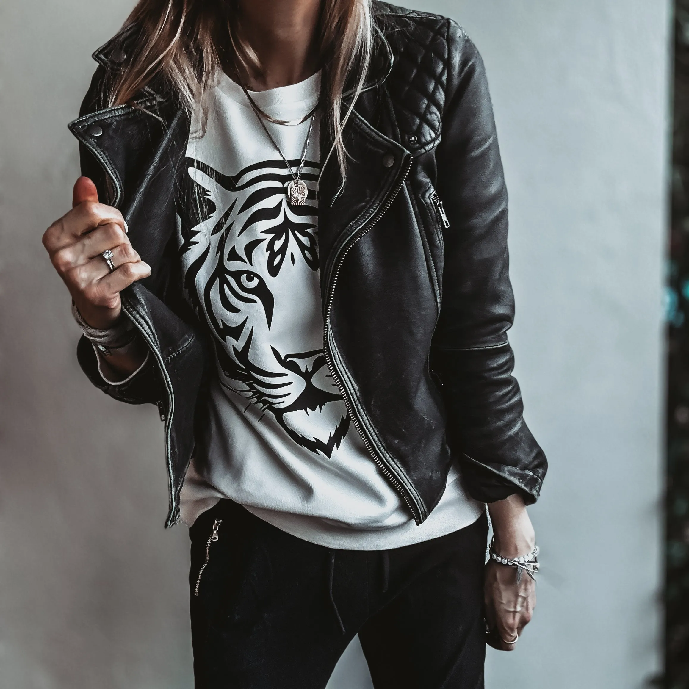 VINTAGE WHITE TIGER sweatshirt *relaxed style*