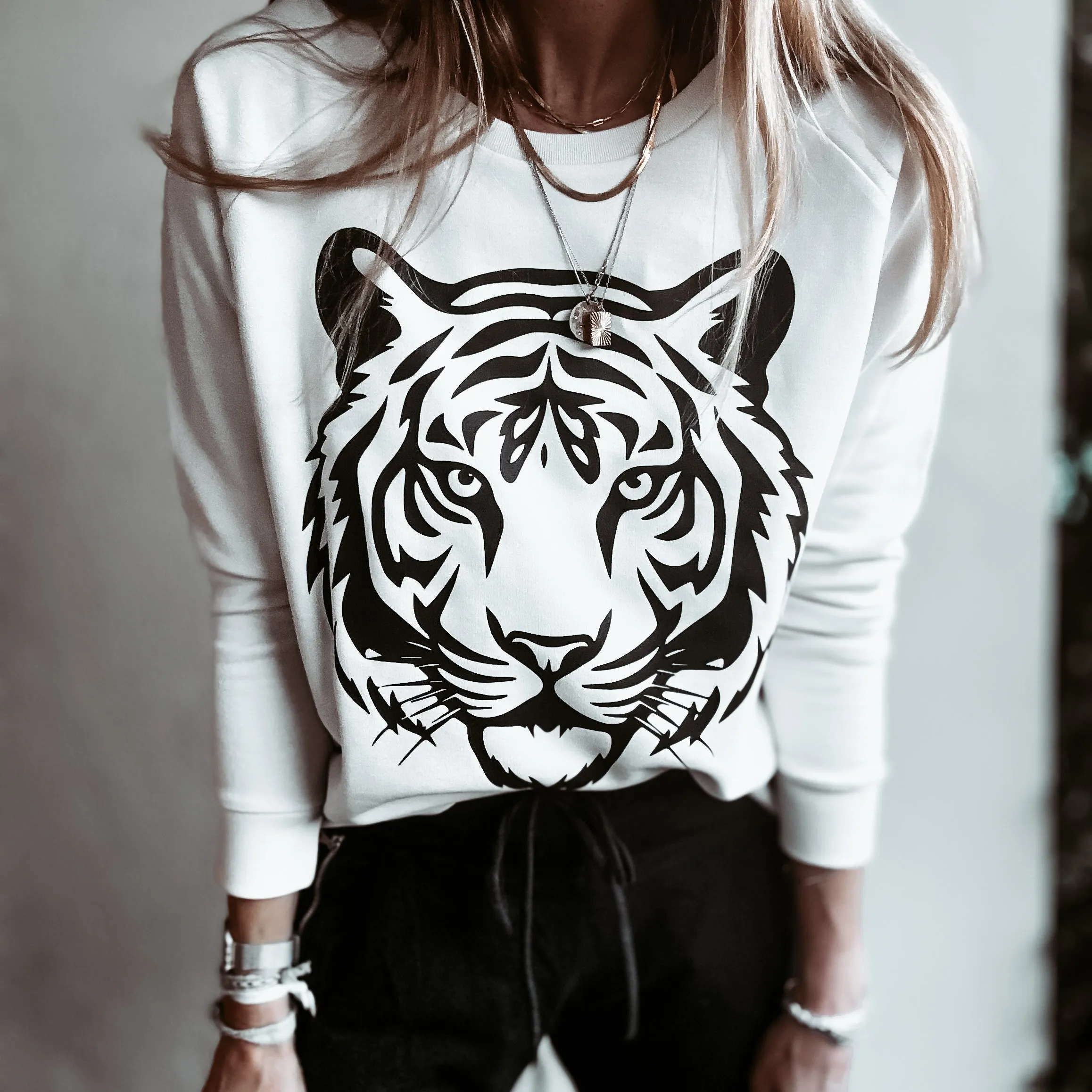 VINTAGE WHITE TIGER sweatshirt *relaxed style*