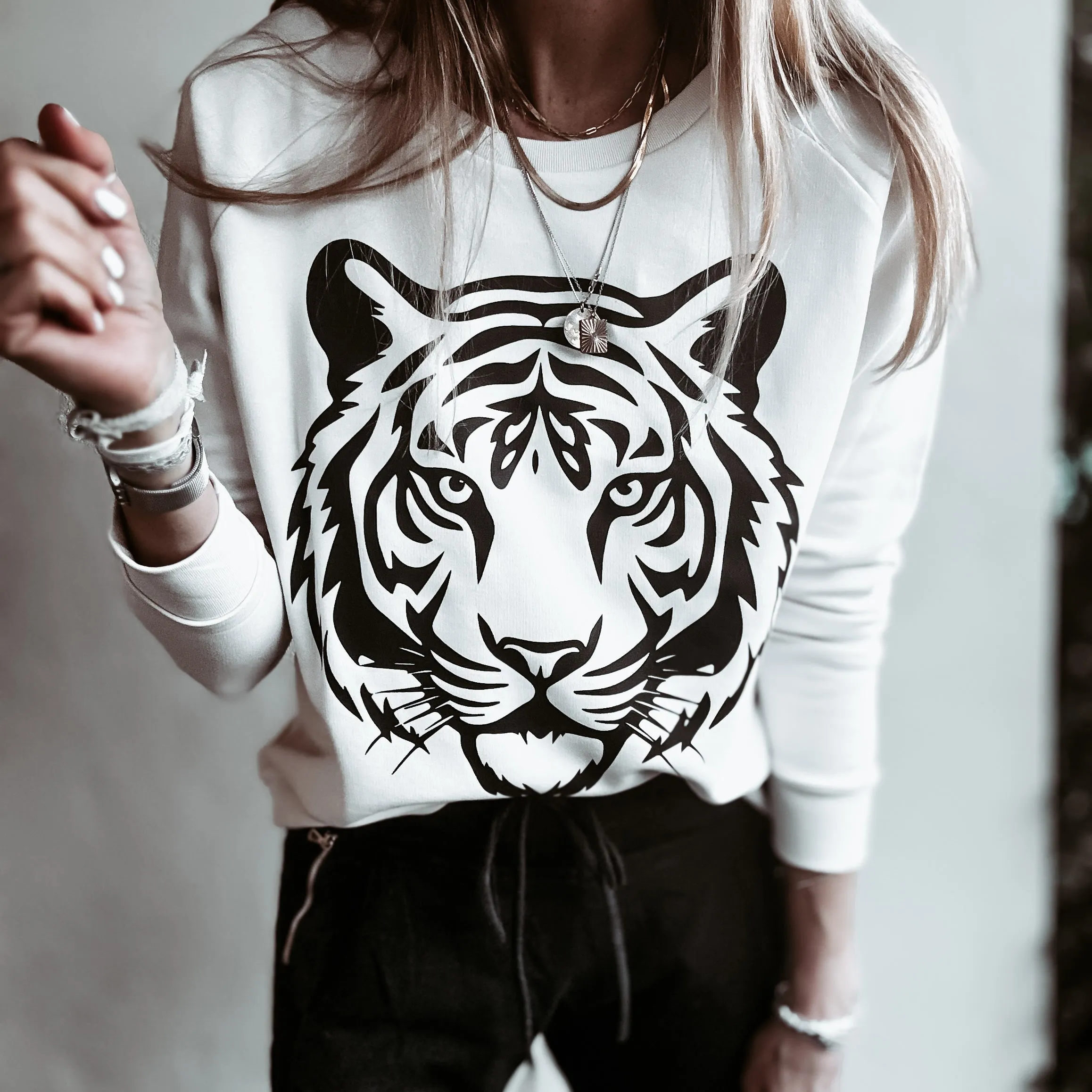 VINTAGE WHITE TIGER sweatshirt *relaxed style*