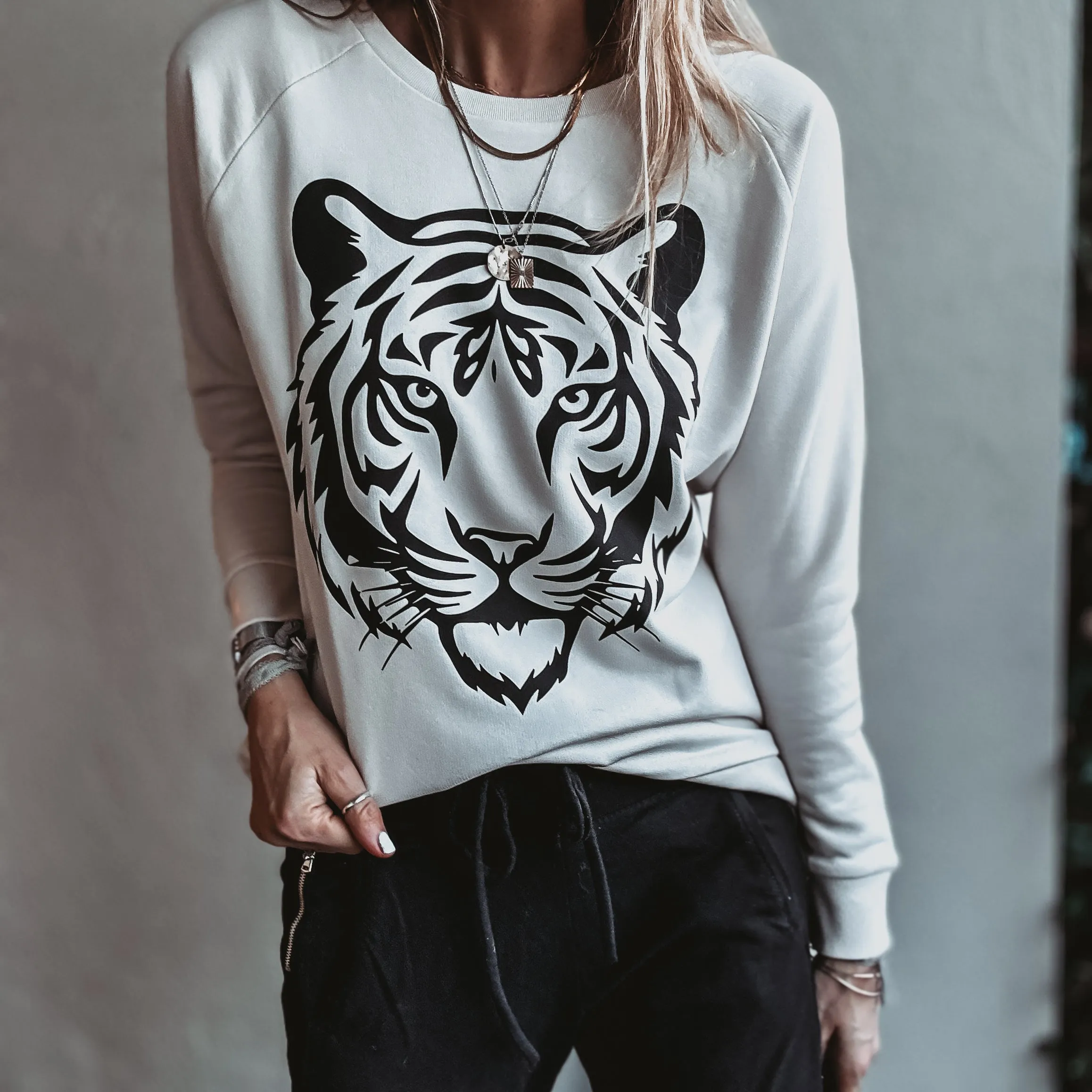 VINTAGE WHITE TIGER sweatshirt *relaxed style*